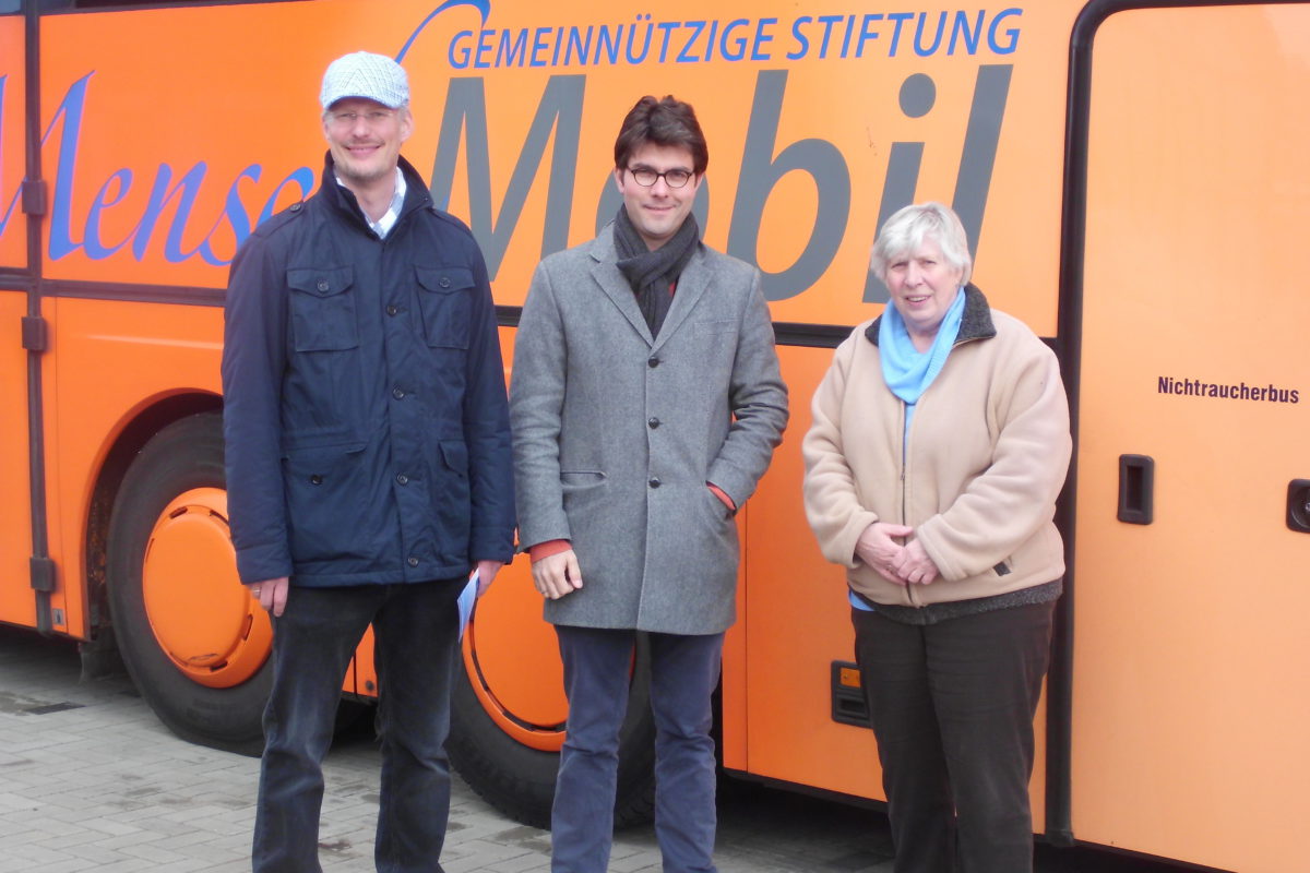 Beim Tag der offenen Tür in Lägerdorf stellt die Gruppe "Lebendige Inclusion" einen rollstuhlgerechten Reisebus der Stiftung Mensch Mobil vor.